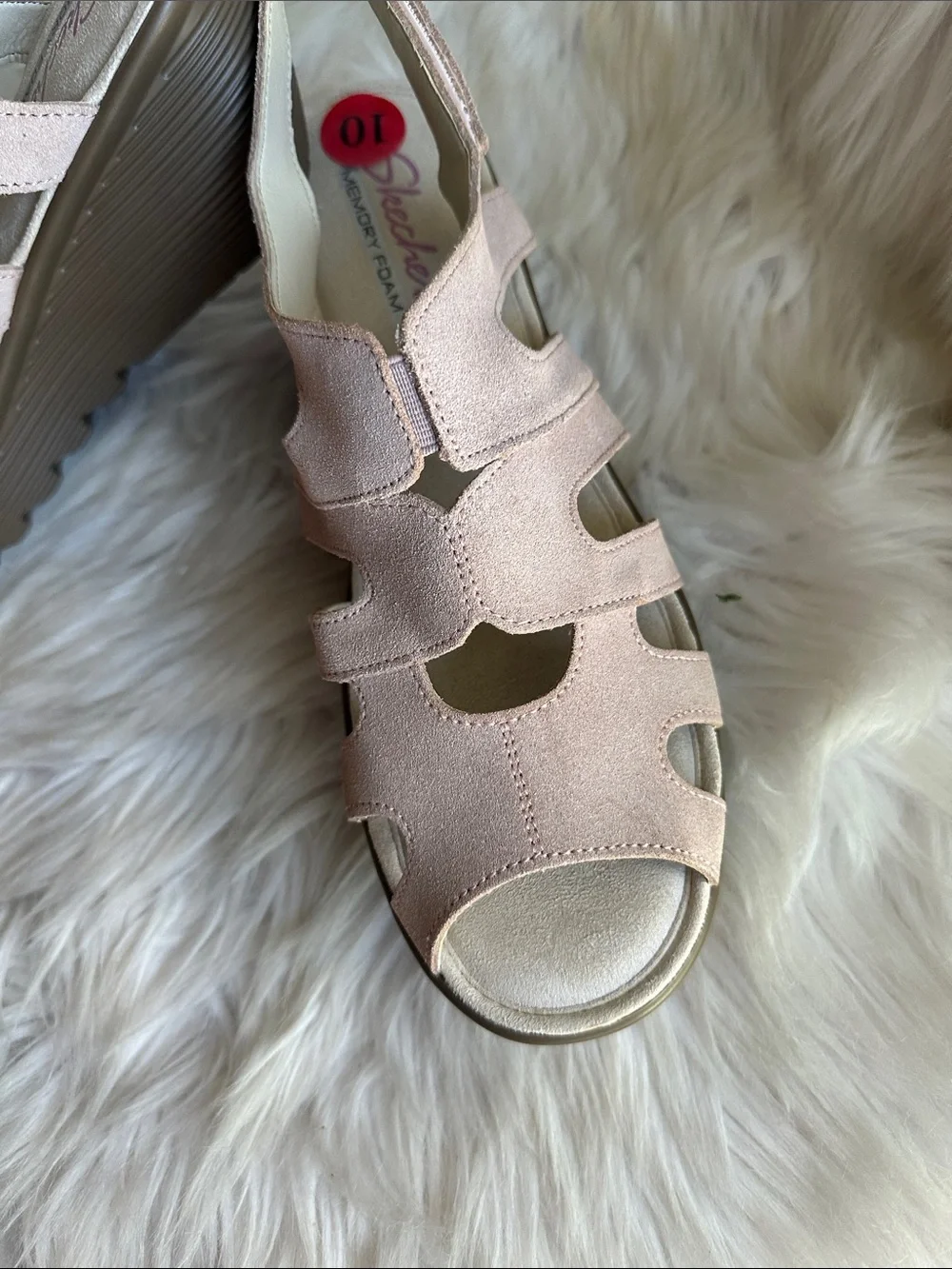 Skechers women’s Pink Suede Memory Foam Sandals/10